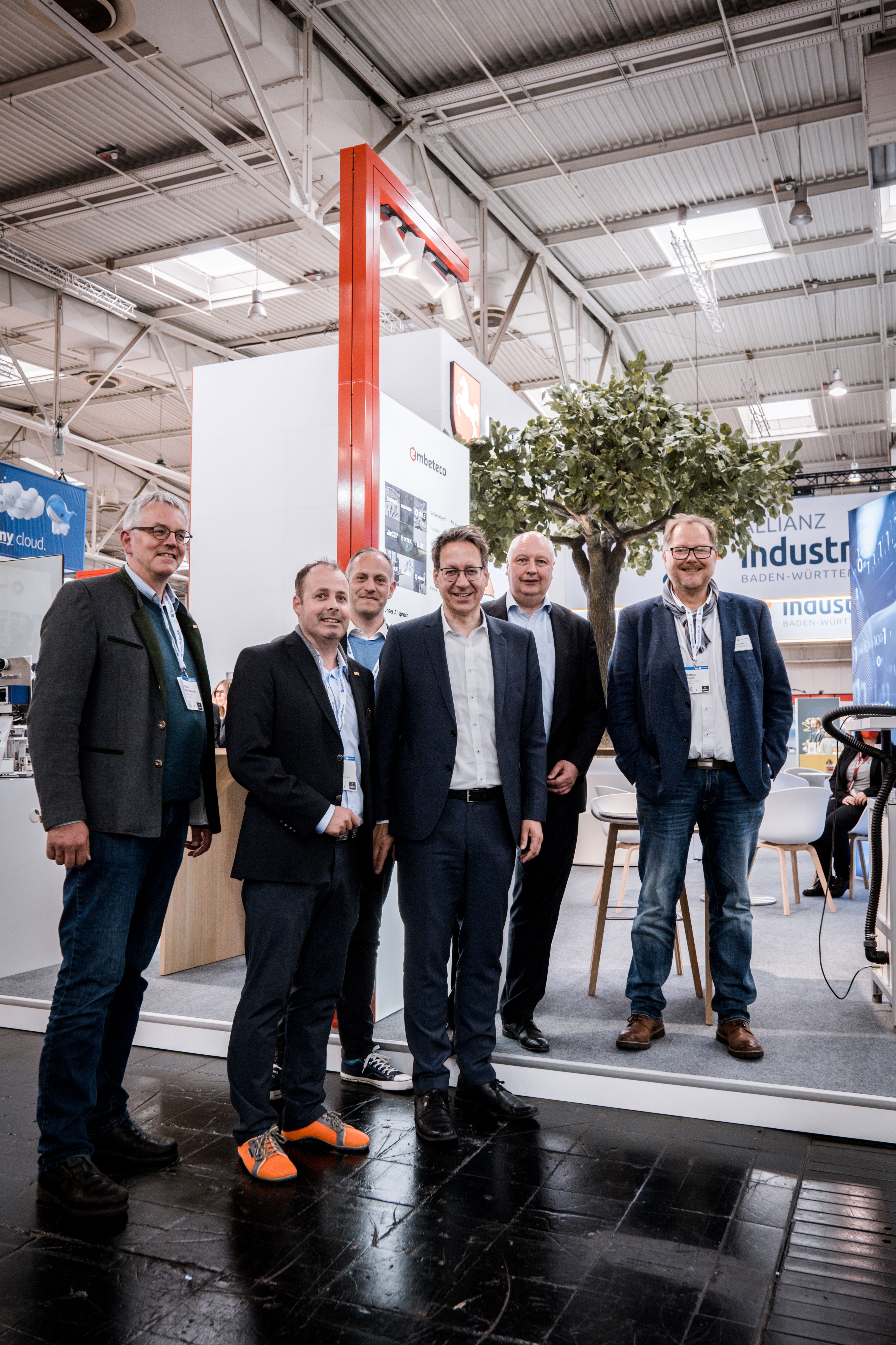 Trafen sich in Hannover auf dem Messestand der Rasteder Firma embeteco (von links): Christian Meyer-Hullmann, Ingo Harms, Carsten Helms, Dr. Stefan Birkner, Jörg Bode und Firmenchef Matthias Brucke