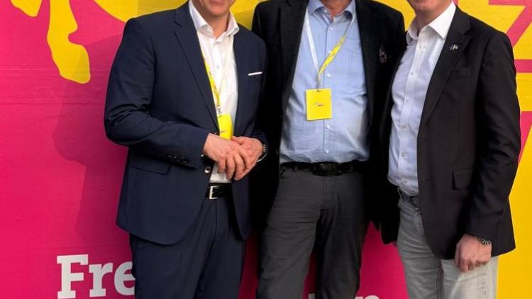 Christian Meyer-Hullmann in Celle mit dem Landesvorsitzenden Dr. Gero Hocker (links) und dem Europaabgeordneten Jan-Christoph Oetjen.