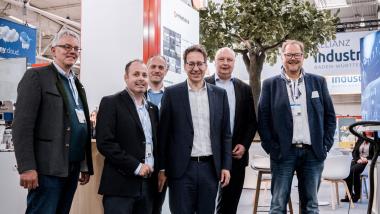 Trafen sich in Hannover auf dem Messestand der Rasteder Firma embeteco (von links): Christian Meyer-Hullmann, Ingo Harms, Carsten Helms, Dr. Stefan Birkner, Jörg Bode und Firmenchef Matthias Brucke